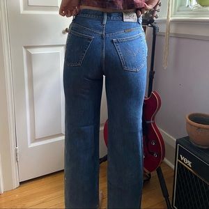 High waisted vintage jeans